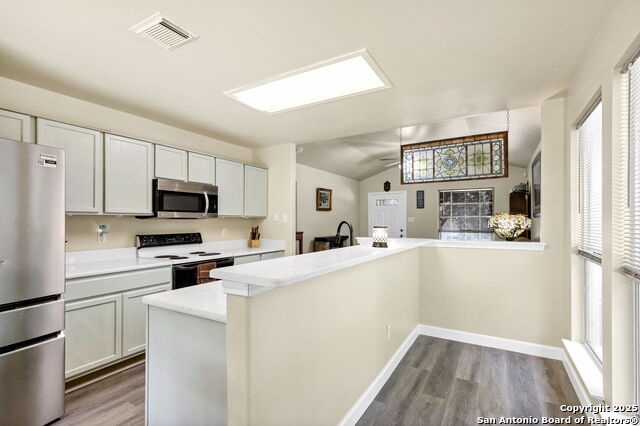 Image 13 of 33 For 8735 Melrose