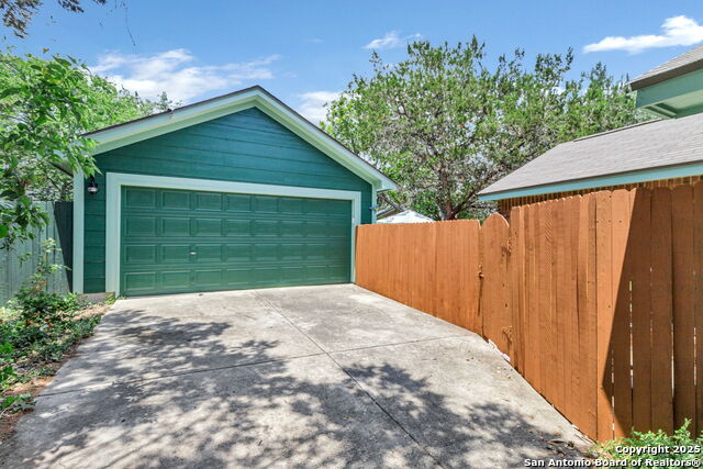 Image 3 of 33 For 8735 Melrose