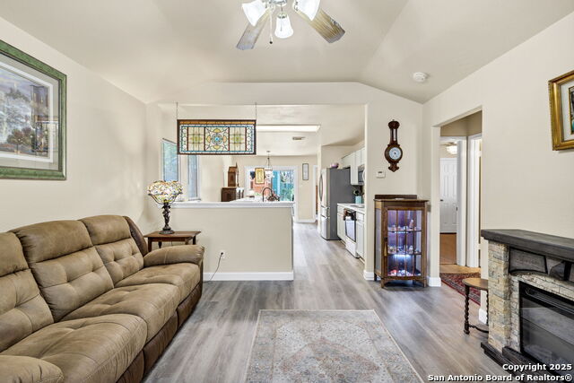 Image 6 of 33 For 8735 Melrose