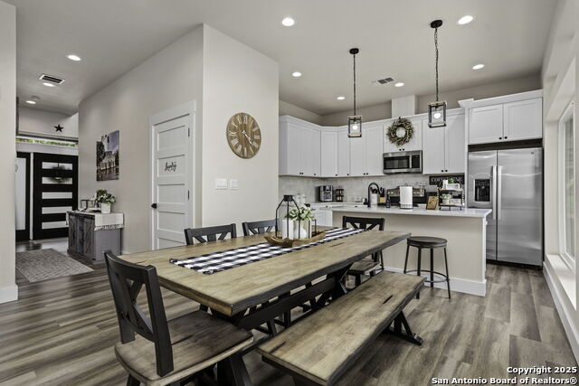 Listing photo id 11 for 1121 Gruene B