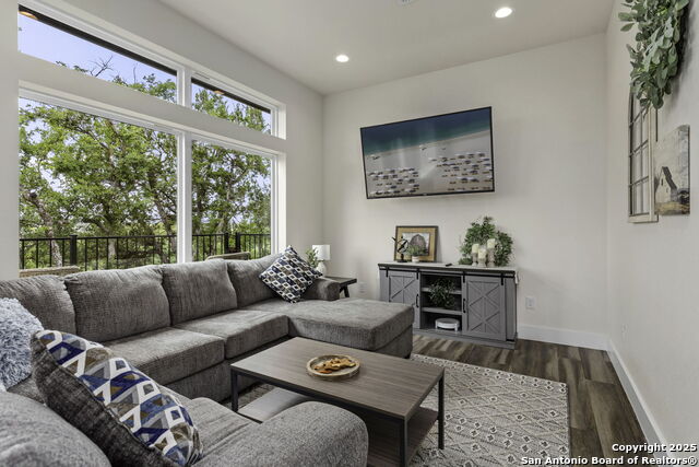 Listing photo id 13 for 1121 Gruene B