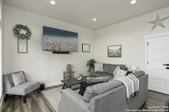Listing photo id 15 for 1121 Gruene B