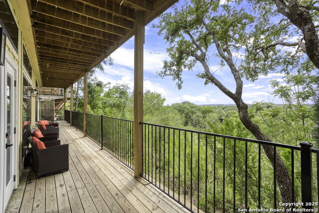 Listing photo id 0 for 1121 Gruene B