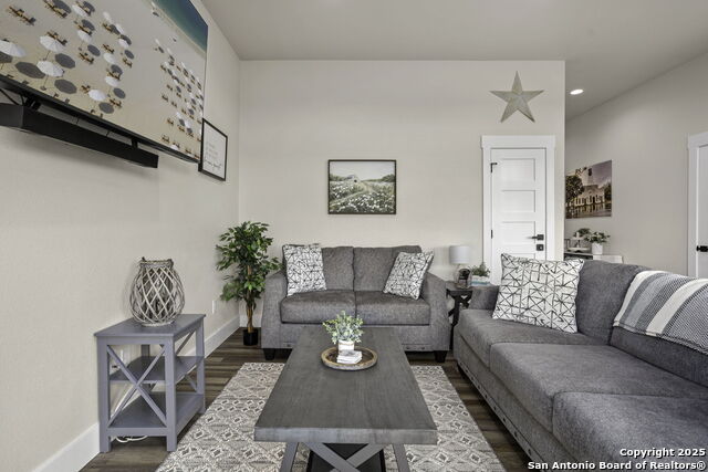 Listing photo id 18 for 1121 Gruene B