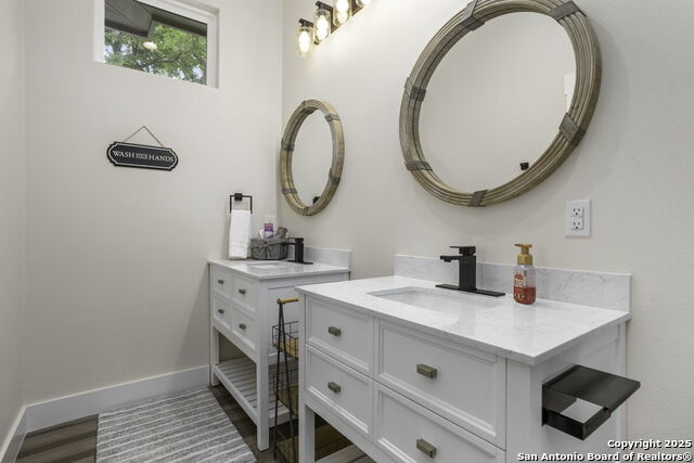 Listing photo id 23 for 1121 Gruene B