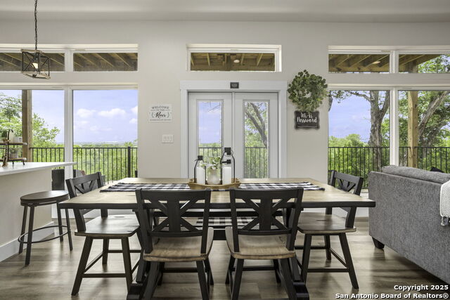 Listing photo id 1 for 1121 Gruene B