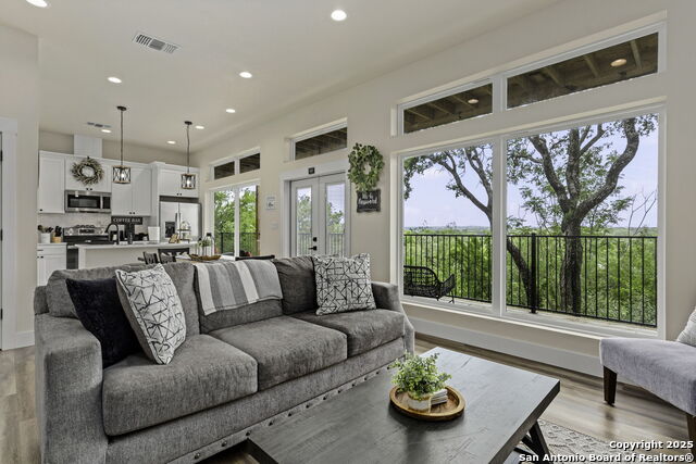 Listing photo id 2 for 1121 Gruene B