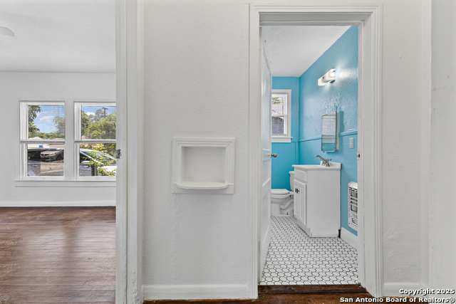 Listing photo id 10 for 631 Magnolia W