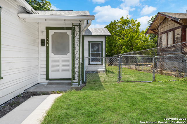 Listing photo id 0 for 631 Magnolia W