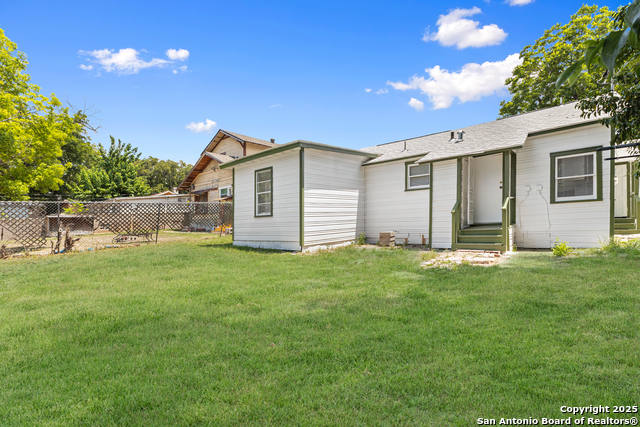 Listing photo id 29 for 631 Magnolia W