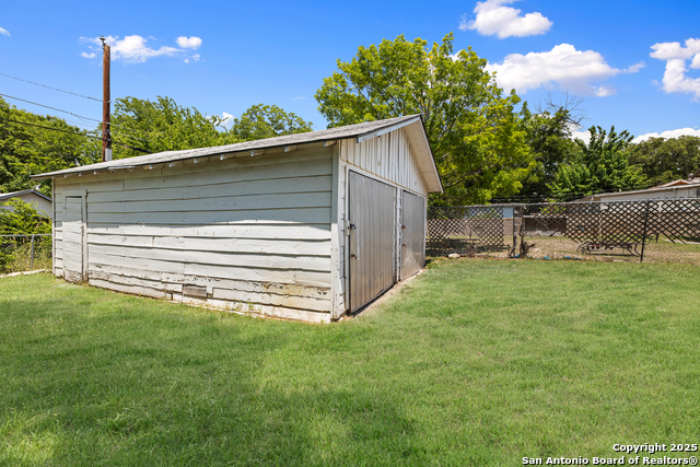 Listing photo id 30 for 631 Magnolia W