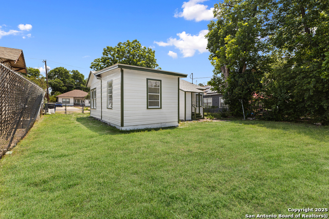 Listing photo id 31 for 631 Magnolia W