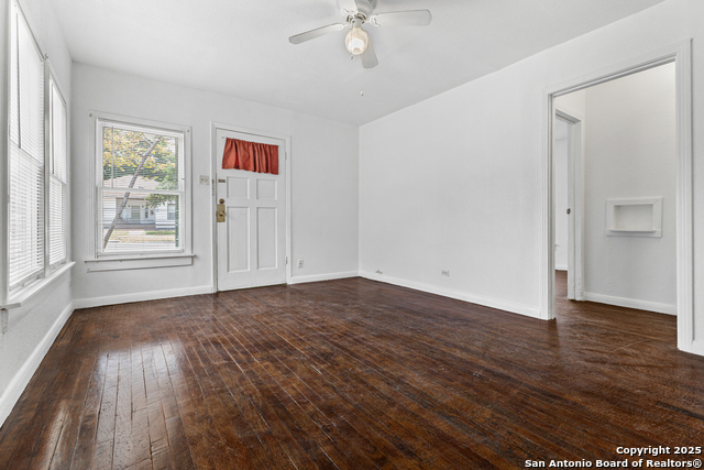 Listing photo id 3 for 631 Magnolia W
