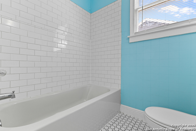Listing photo id 7 for 631 Magnolia W