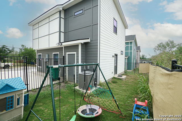 Listing photo id 13 for 422 K Unit 103