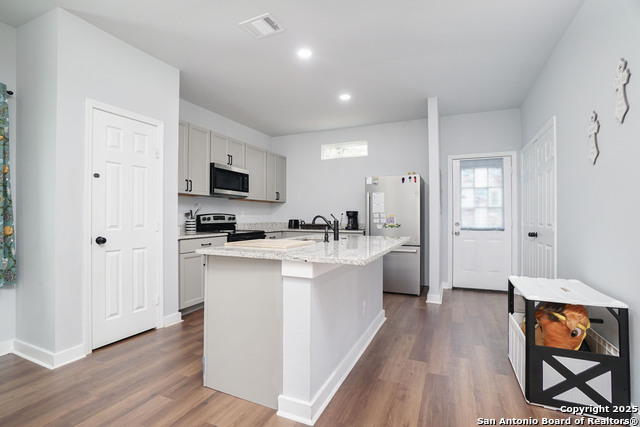 Listing photo id 2 for 422 K Unit 103