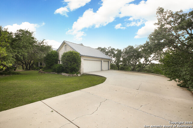 Listing photo id 43 for 7424 Secretariat Lane