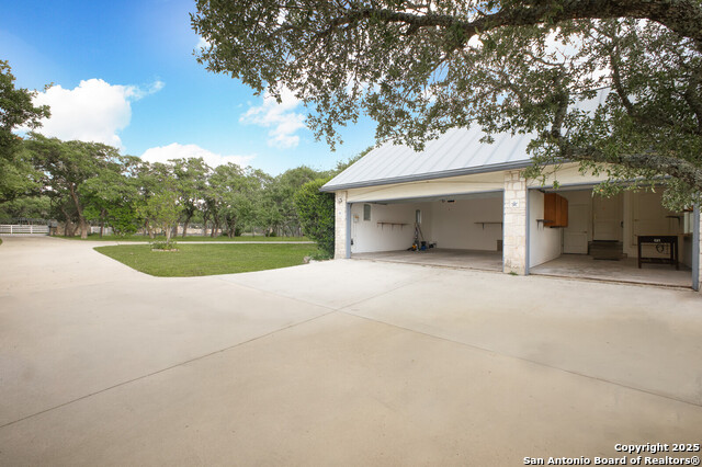 Listing photo id 44 for 7424 Secretariat Lane