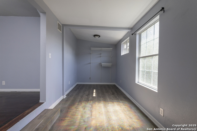 Listing photo id 11 for 1804 Hamilton N