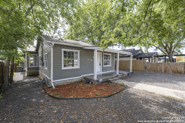 Listing photo id 0 for 1804 Hamilton N