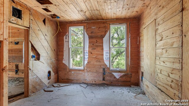 Listing photo id 8 for 160 Klein E
