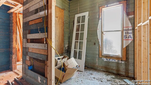 Listing photo id 12 for 160 Klein E