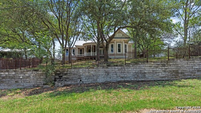 Listing photo id 1 for 160 Klein E