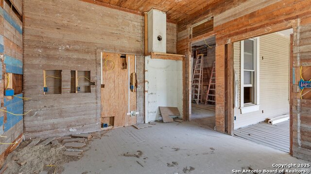 Listing photo id 5 for 160 Klein E