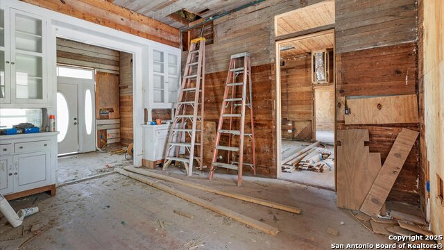 Listing photo id 6 for 160 Klein E