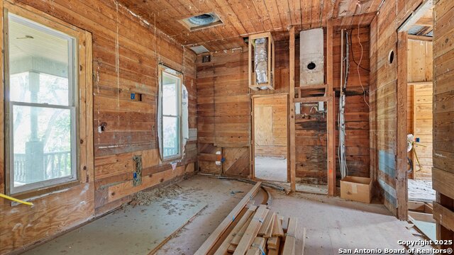 Listing photo id 7 for 160 Klein E