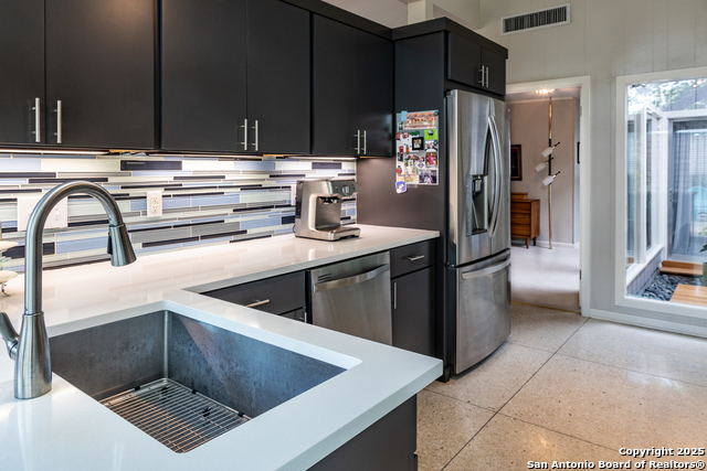 Listing photo id 9 for 2818 Old Moss
