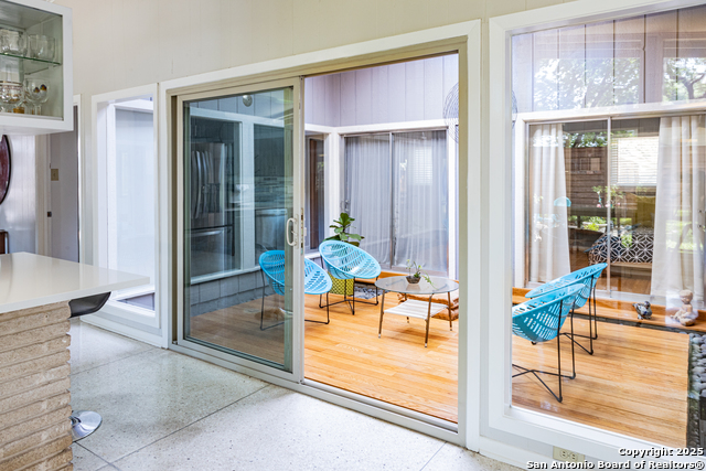 Listing photo id 10 for 2818 Old Moss