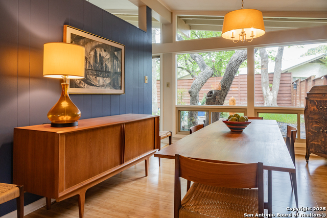 Listing photo id 1 for 2818 Old Moss