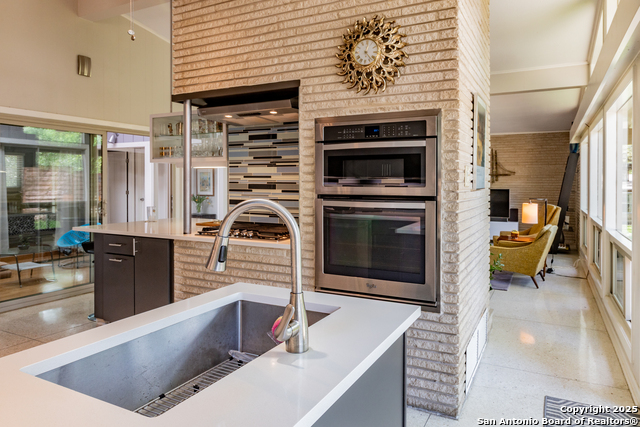 Listing photo id 7 for 2818 Old Moss
