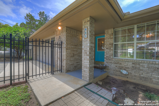 Image 14 of 50 For 821 Lakeview