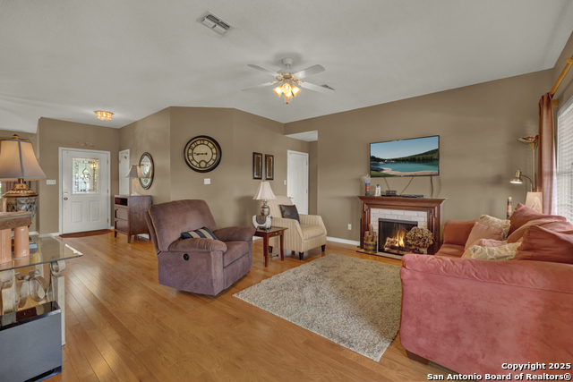 Image 21 of 50 For 821 Lakeview