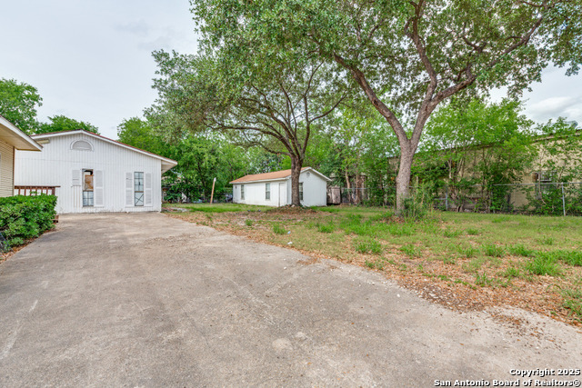 Listing photo id 8 for 3311 W Commerce St