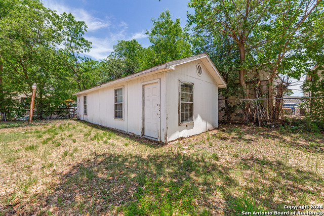 Listing photo id 4 for 3311 W Commerce St