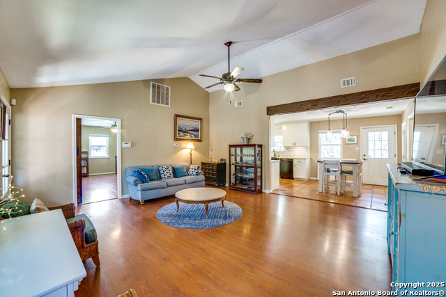 Listing photo id 8 for 954 Lakeside