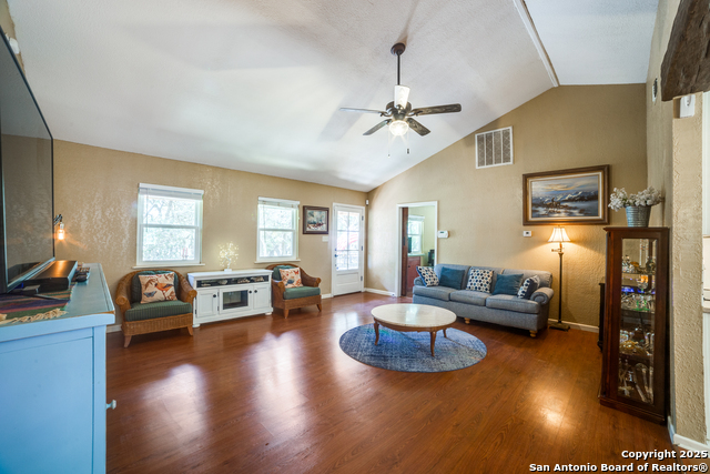 Listing photo id 9 for 954 Lakeside