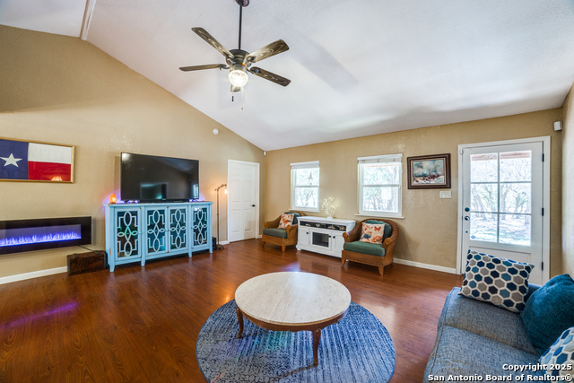 Listing photo id 10 for 954 Lakeside