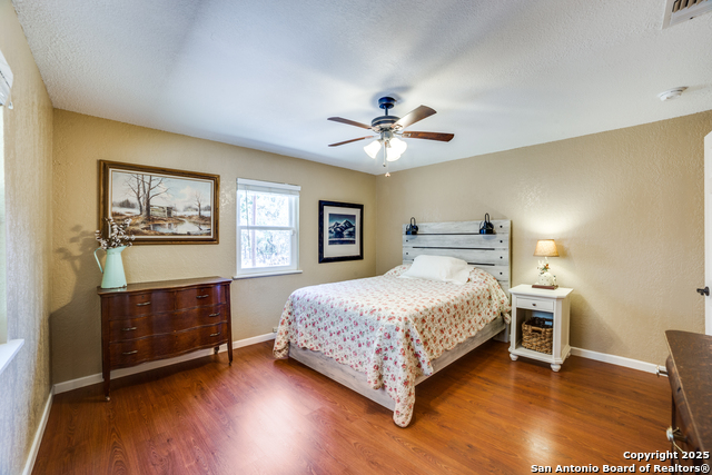 Listing photo id 18 for 954 Lakeside