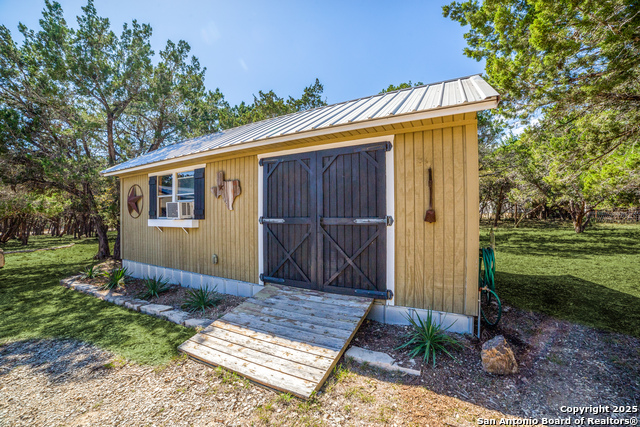 Listing photo id 22 for 954 Lakeside