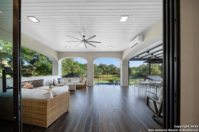 Listing photo id 19 for 11118 Anaqua Spgs