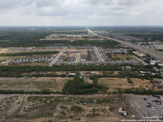 Listing photo id 8 for 880 Chavaneaux E