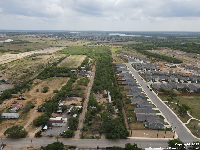 Listing photo id 10 for 880 Chavaneaux E