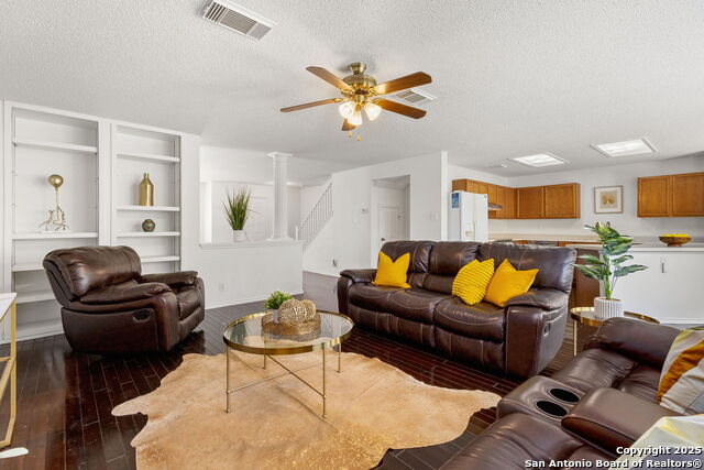Listing photo id 2 for 1339 Pecan Station