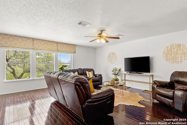 Listing photo id 3 for 1339 Pecan Station