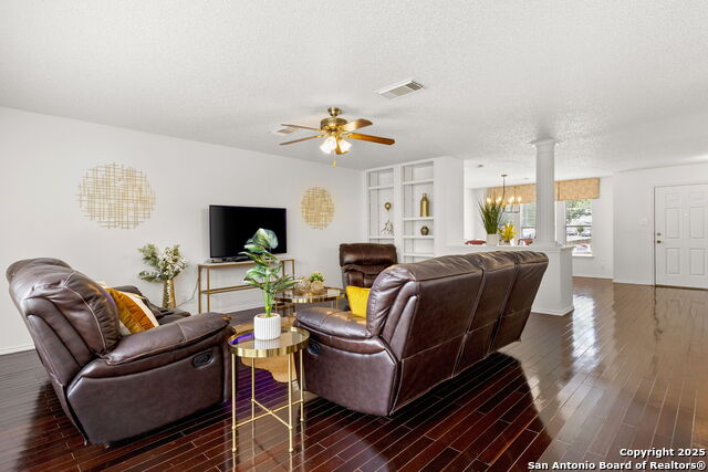 Listing photo id 4 for 1339 Pecan Station