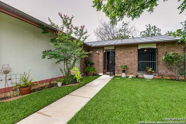 Listing photo id 1 for 7207 Cherry Brook
